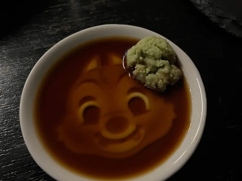 귀여운 캐릭터가 그려진 간장 종지