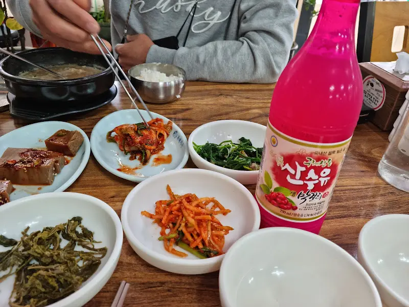 산수유 막걸리와 밑반찬