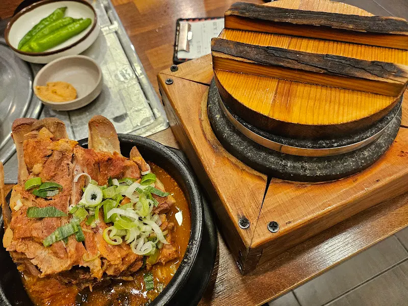 돌솥밥과 왕뼈해장국