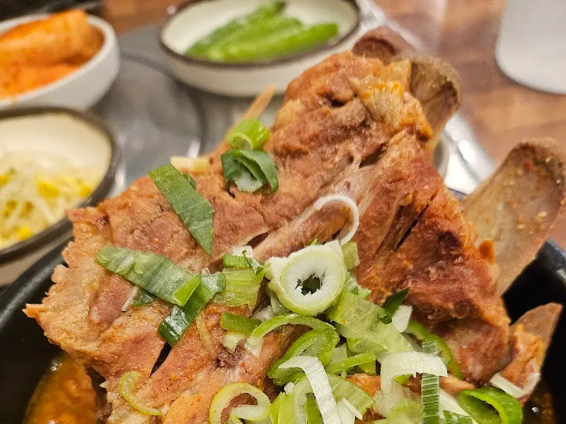 뼈에 붙은 살점