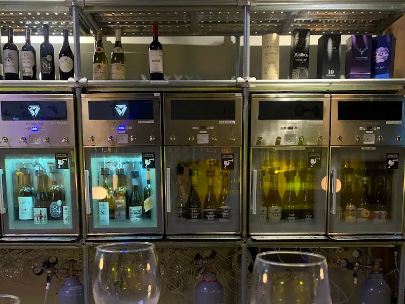 와인 디스펜서와 와인잔