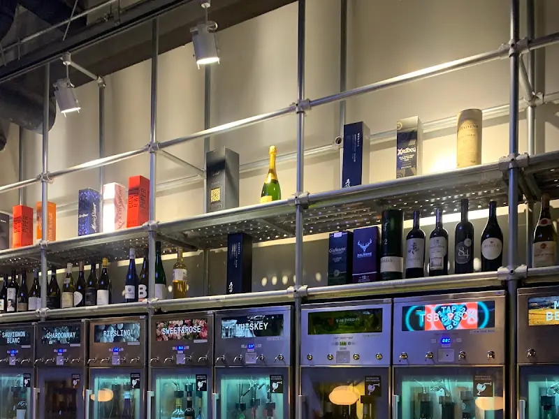 탭샵바 와인 진열대