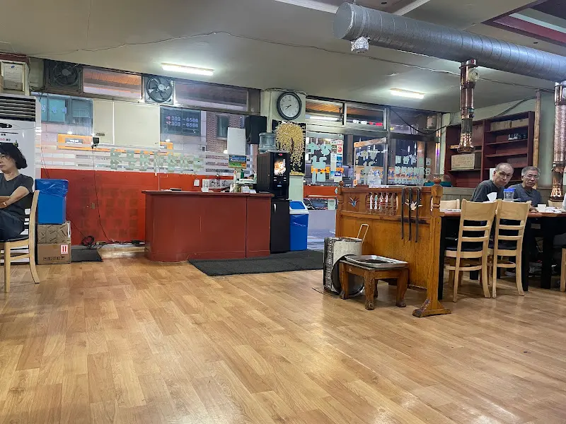 넓고 깔끔한 홀 내부