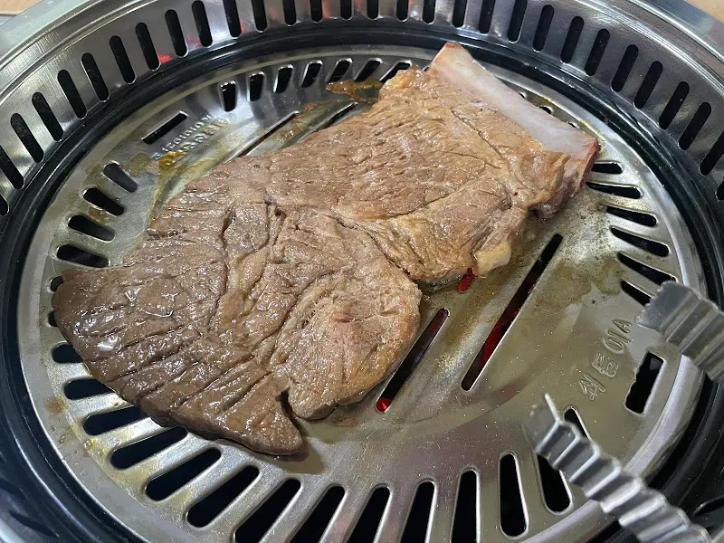 숯불 위에서 맛있게 익어가는 돼지갈비