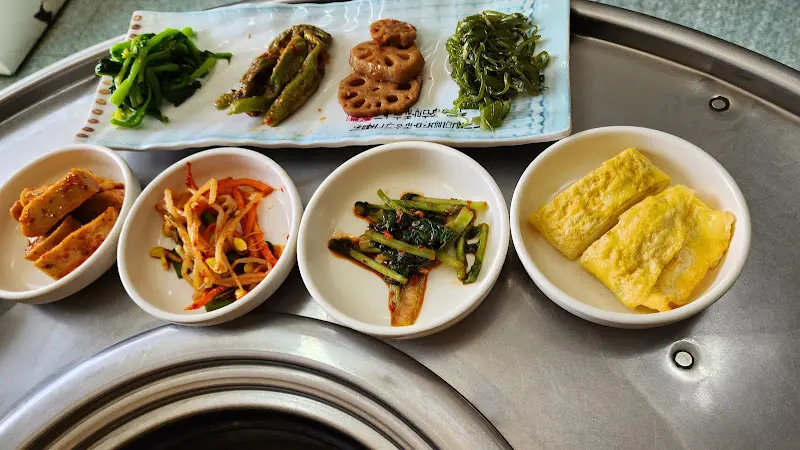 정갈하게 담긴 다양한 반찬들