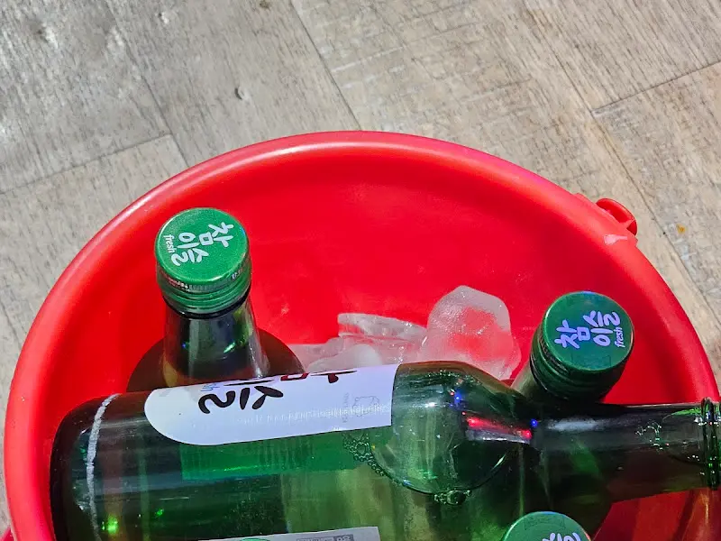 얼음 바구니에 담긴 소주