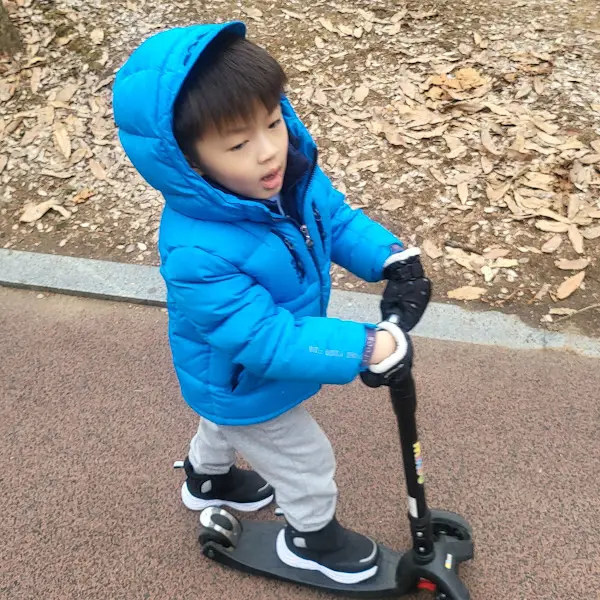 펜션 앞 공원에서 킥보드를 타는 아이