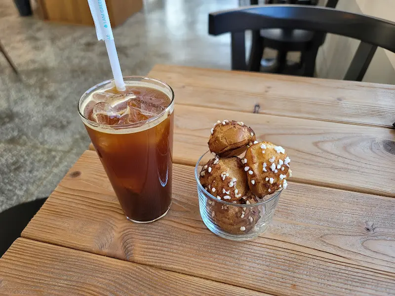 아이스 아메리카노와 구움과자