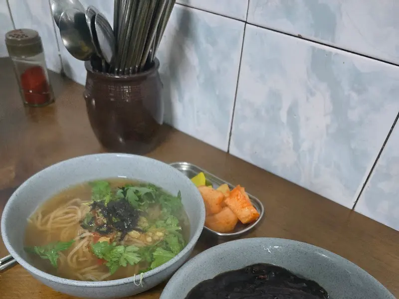 우동과 함께 제공되는 시원하고 아삭한 깍두기