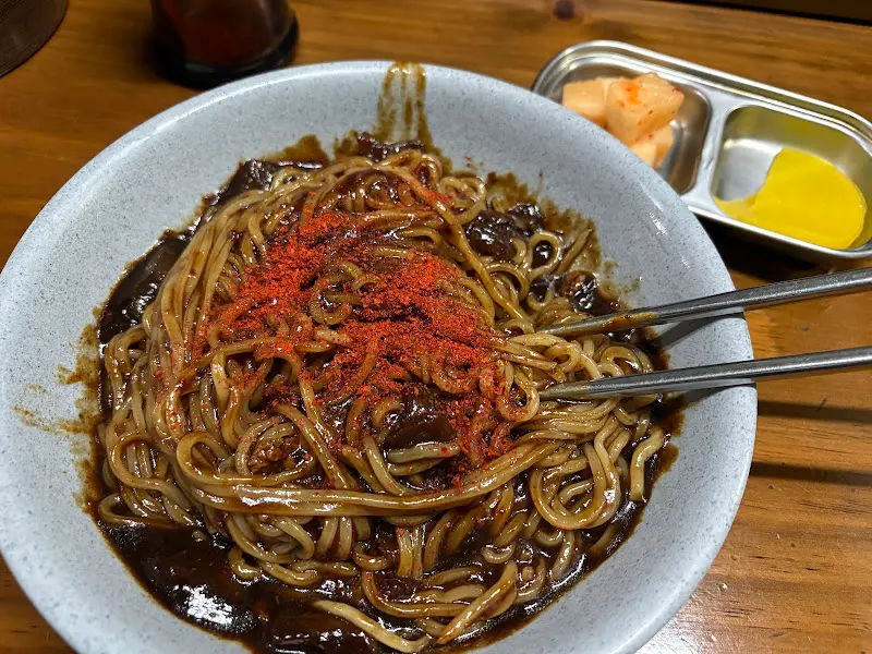 고춧가루 팍팍 뿌려 먹는 옛날 짜장면