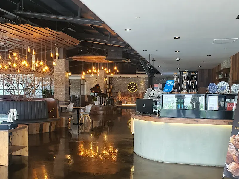 넓은 카페 내부