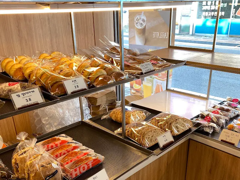 다양한 빵들이 진열된 모습