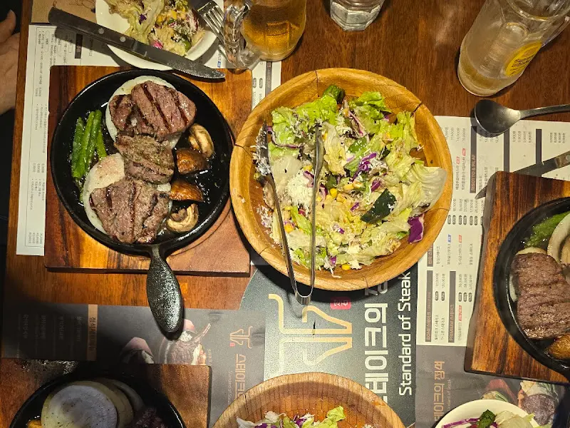 테이블 위 스테이크와 샐러드