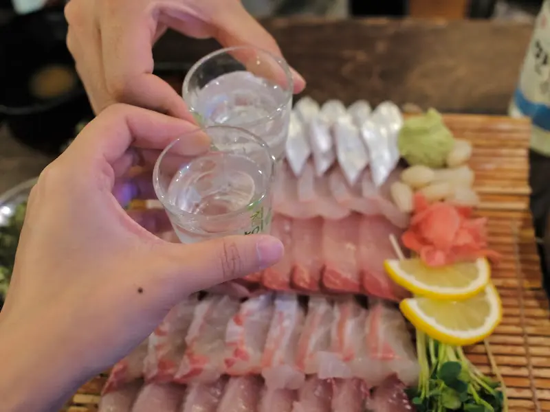 고등어회와 술잔