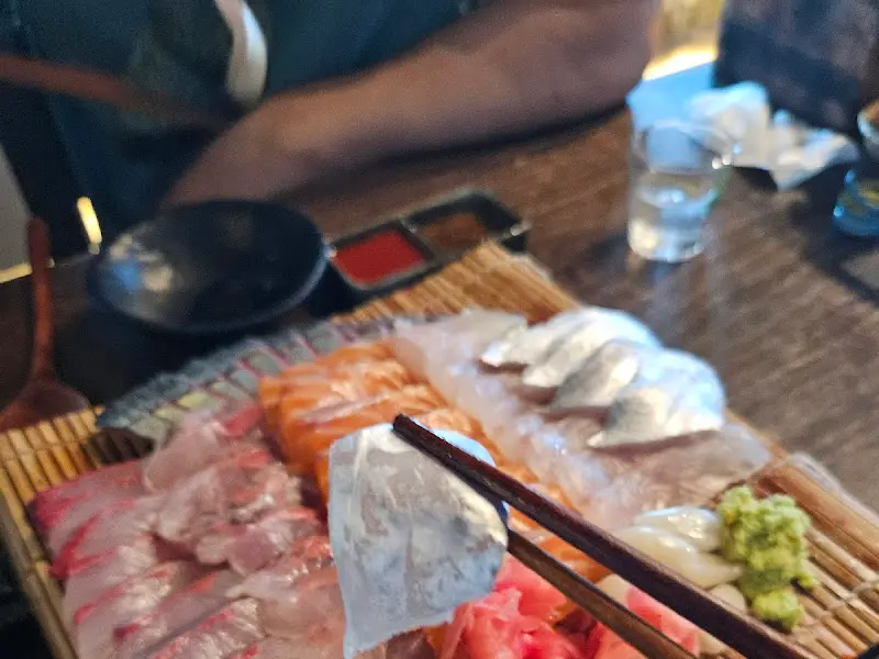 젓가락으로 집은 고등어회