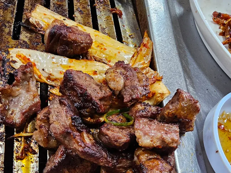 숯불 위에서 구워지는 고기