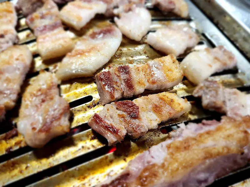 숯불 위에서 익어가는 삼겹살