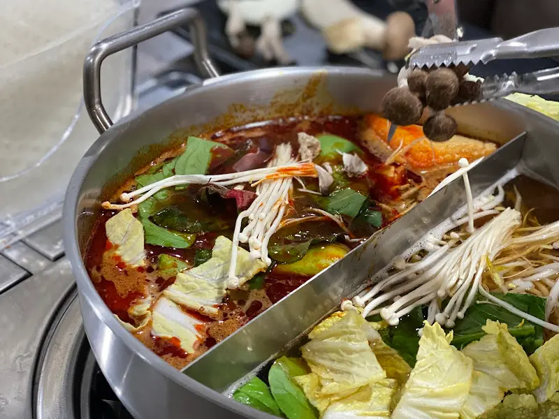 마라 육수에 샤브샤브 재료를 넣어 끓이는 모습
