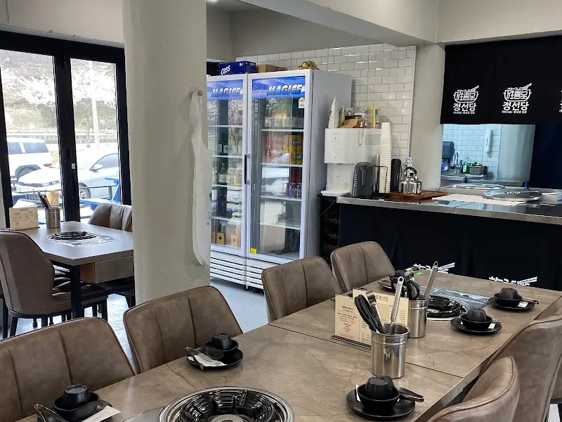 깔끔한 식당 내부