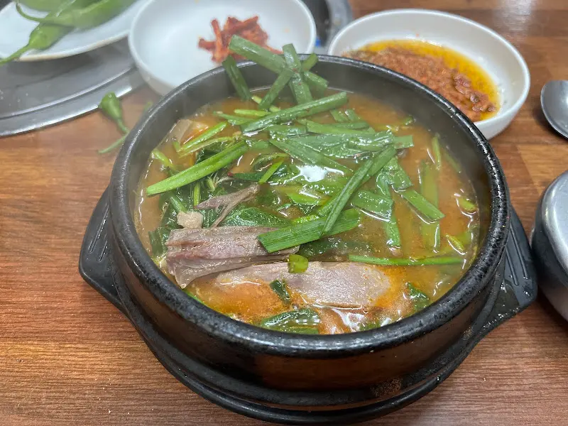 깻잎과 함께 즐기는 흑염소탕