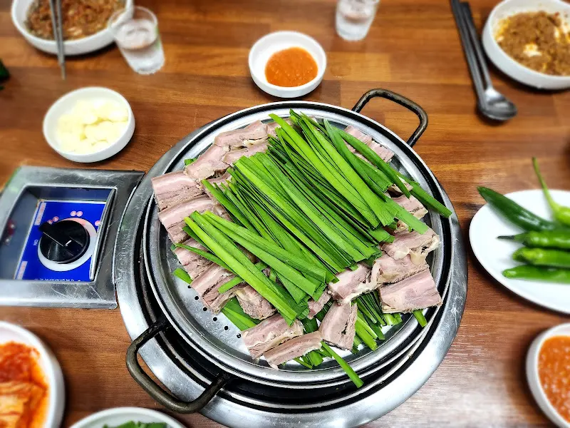 흑염소 수육과 각종 밑반찬