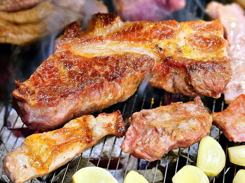 참숯에 구워지는 이베리코 목살