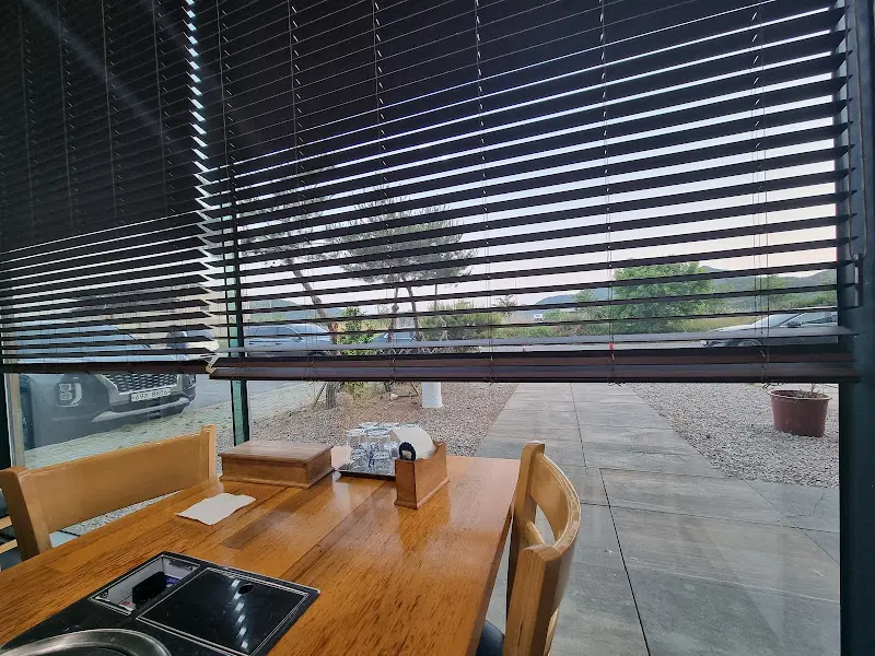 콜돼지 창가 좌석 풍경