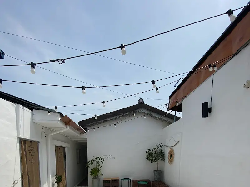 카페 외부 조명