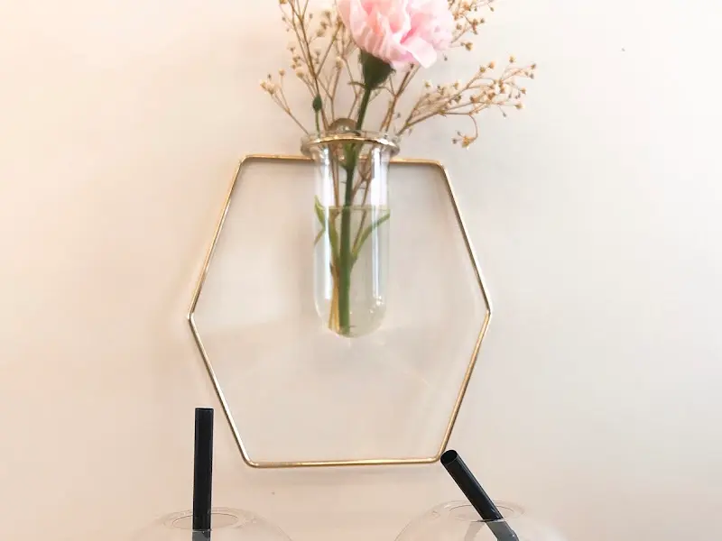 테이블 위 꽃 장식