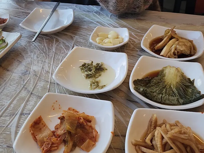 테이블 위에 정갈하게 놓인 다양한 밑반찬들