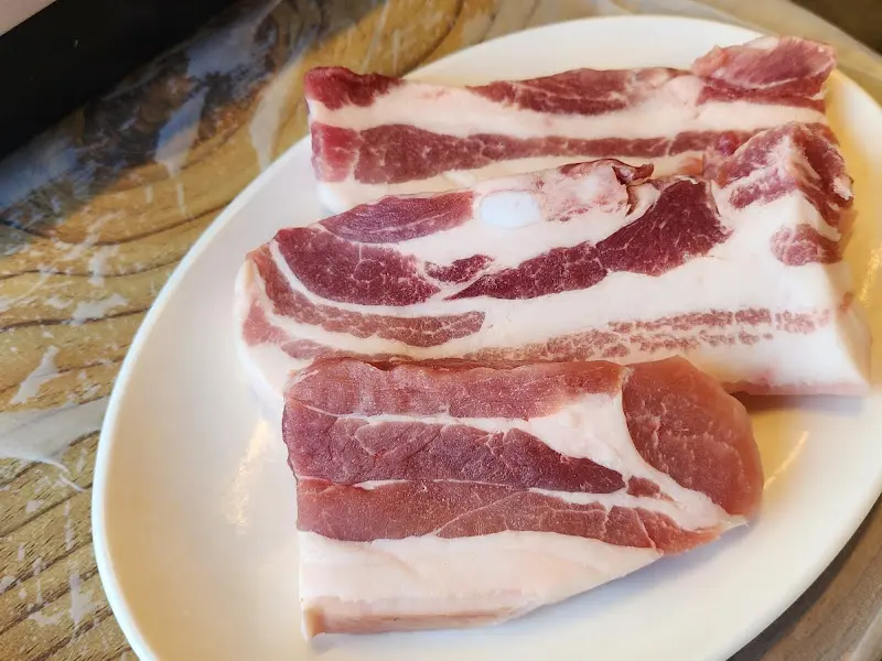 선명한 붉은 빛깔을 자랑하는 두툼한 삼겹살