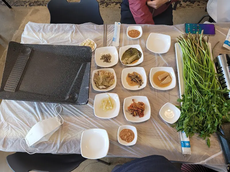 다채로운 밑반찬과 함께 즐기는 미나리 삼겹살 한 상 차림