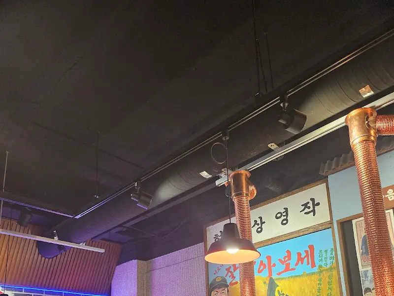 매장 천장의 복고풍 디테일