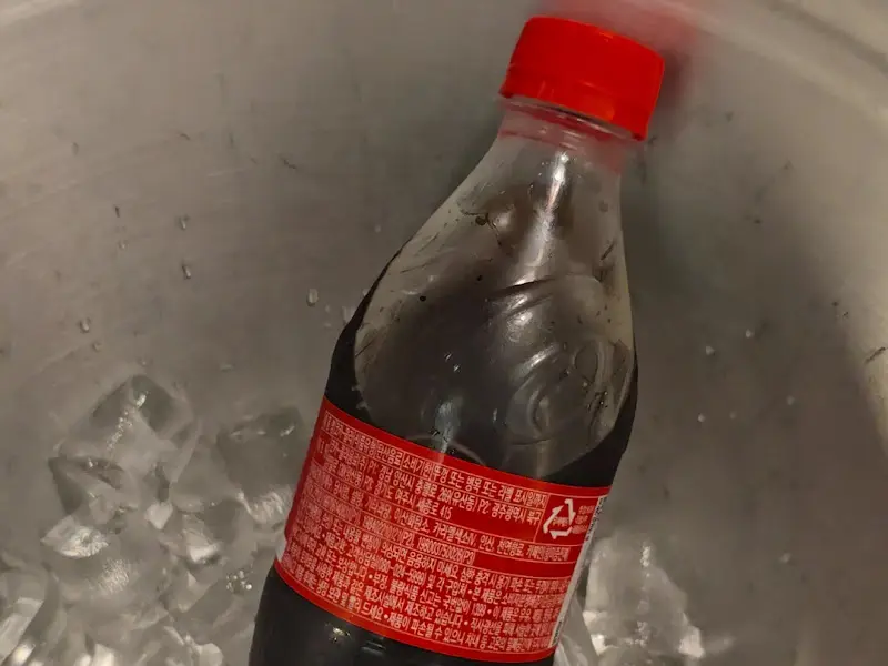 얼음으로 시원하게 유지되는 음료