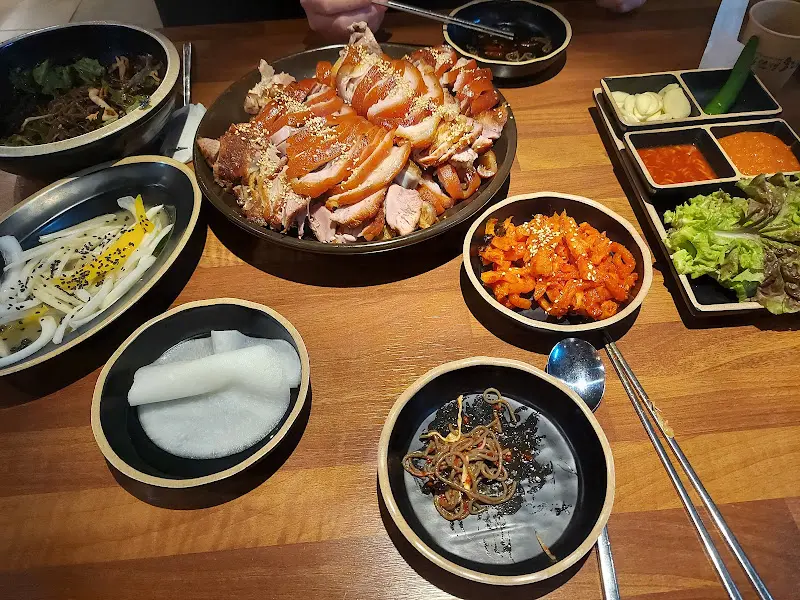 푸짐하게 차려진 족발 한 상