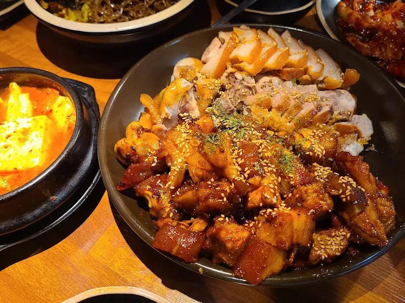 윤기가 흐르는 반반 족발