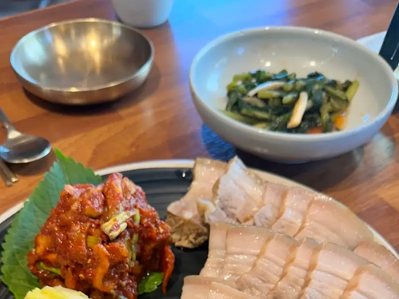 연봉막국수 수육과 곁들임