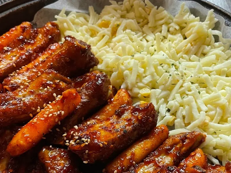 바베큐 등갈비와 치즈 근접샷