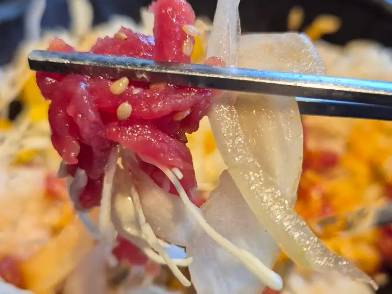 젓가락으로 집은 육회