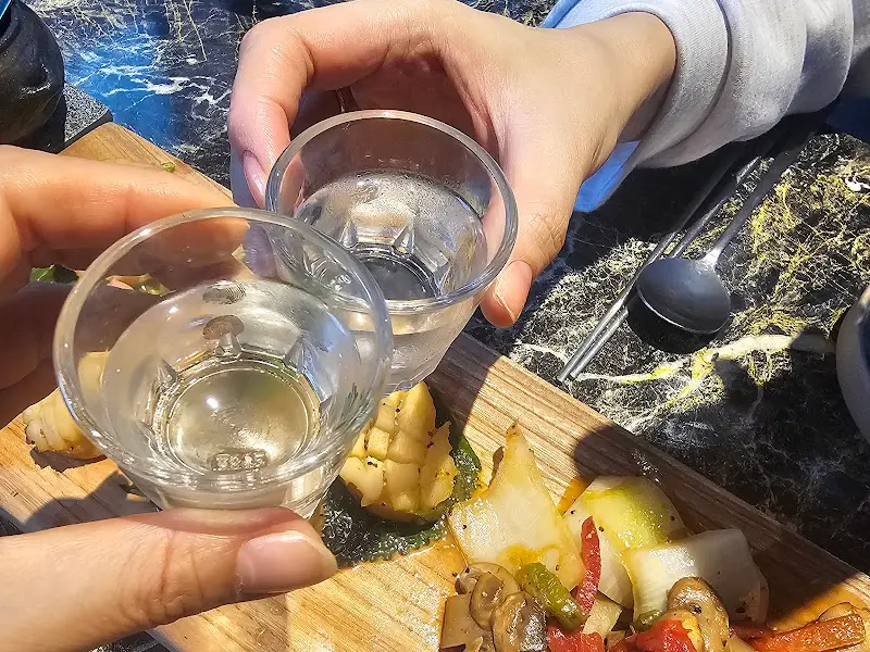 술잔을 기울이는 모습