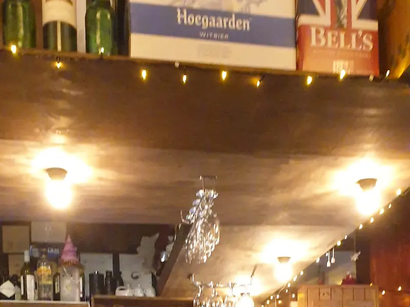 천장 조명과 술병