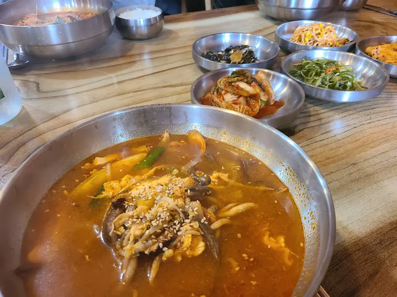 닭볶음탕과 밑반찬