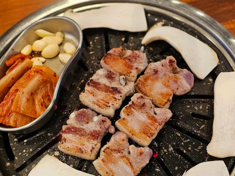 숯불 위에서 익어가는 삼겹살