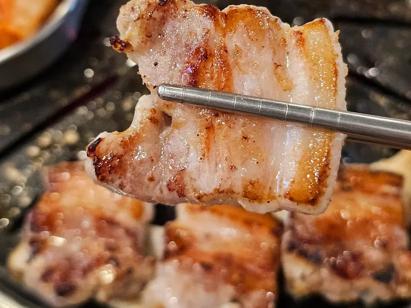 잘 익은 삼겹살 한 점