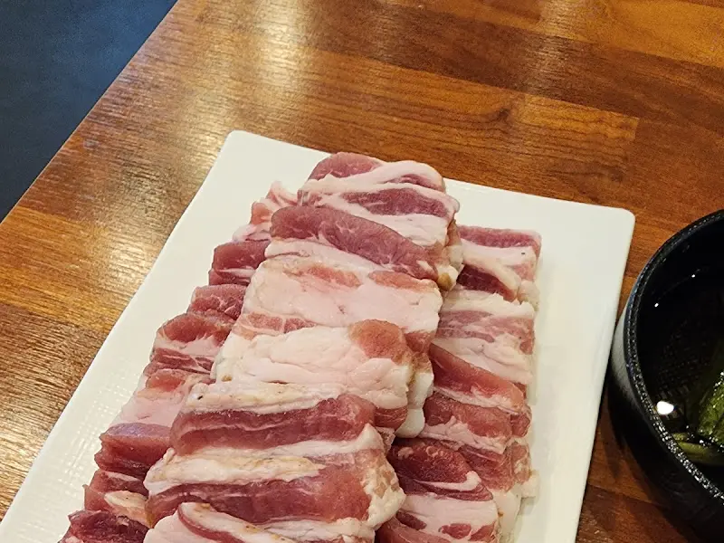 정갈하게 담겨 나온 삼겹살