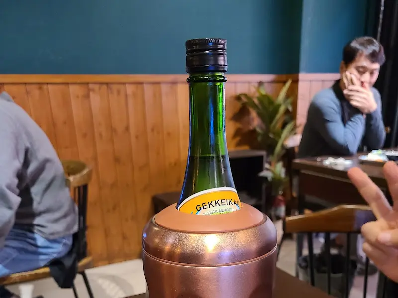 이자카야 분위기를 더하는 사케병 진열