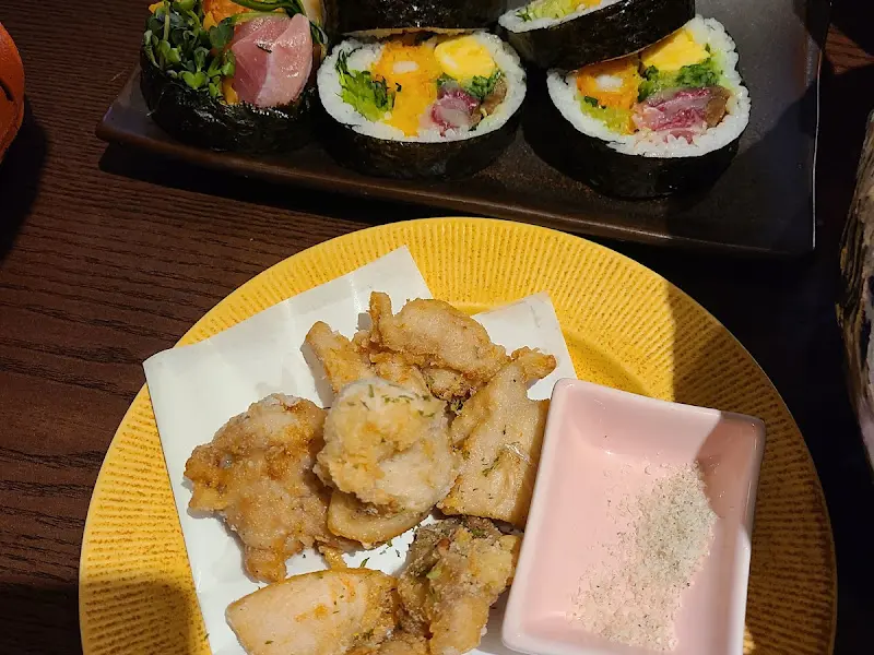 다채로운 색감의 닭튀김과 곁들임