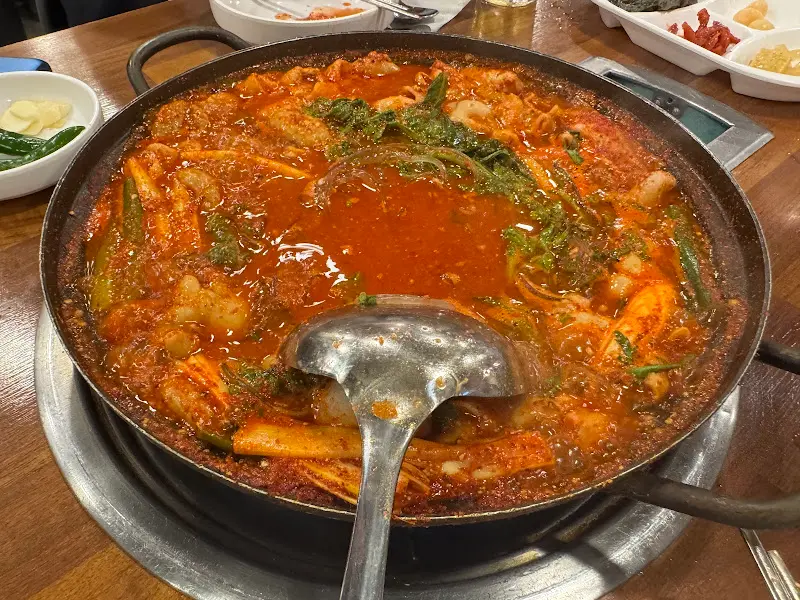 야외 테이블에서 곱창전골을 즐기는 모습