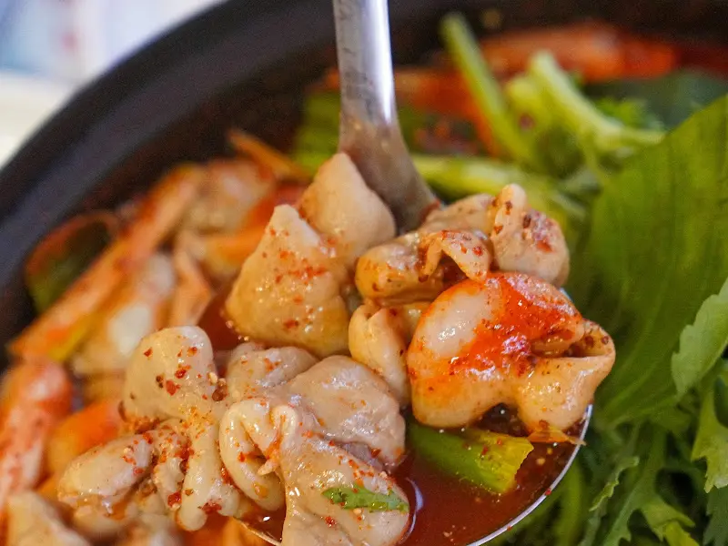 곱창을 국자로 들어올리는 모습