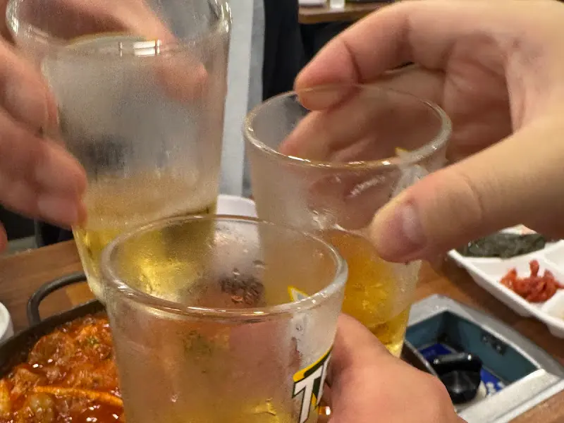 술잔을 부딪히며 건배하는 모습